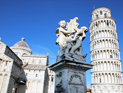 緑の芝生の上で斜塔を支えるポーズをお忘れなく!