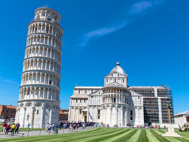 個人ではアクセスが不便なピサまで、バスなららくらく移動！	