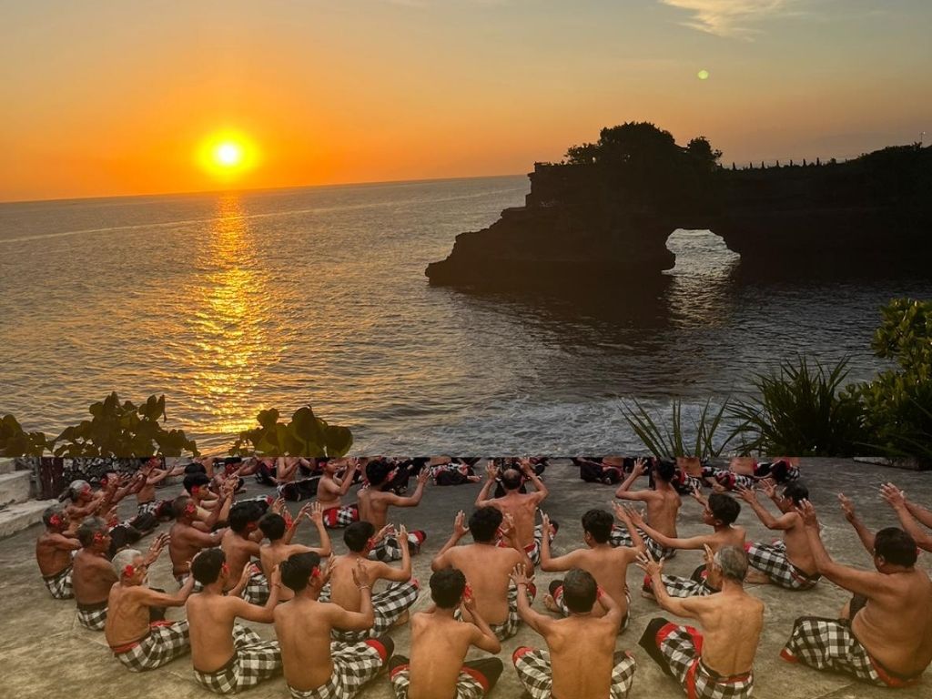 タナロット寺院の夕日とケチャックダンス