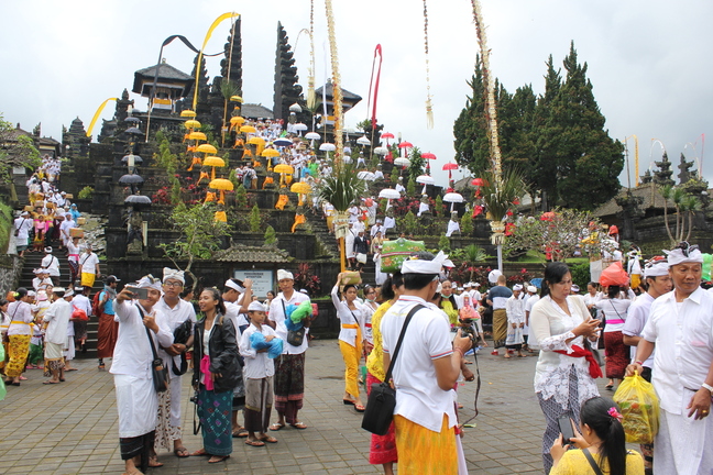 バリヒンドゥー総本山・ブサキ寺院とスマラプラ王宮跡を訪れる！（ランチ付き）