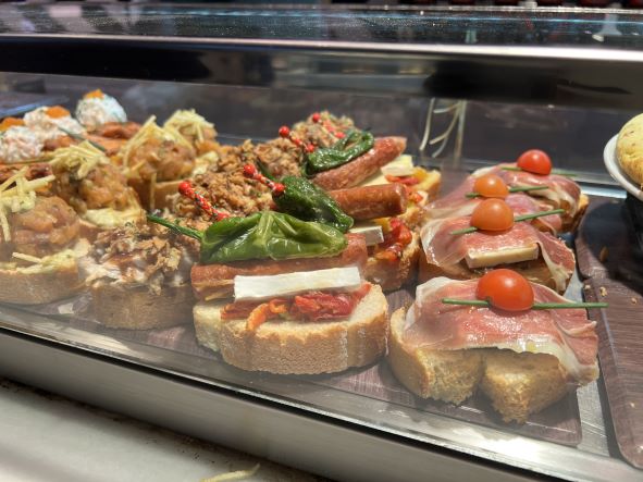 日本語ガイドが案内するから、不安な注文の仕方や会計も問題なし！