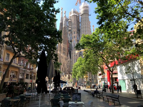 【サン・パウ病院外観観光&サグラダ・ファミリア入場観光】プランでは集合場所となる世界遺産サン・パウ病院も外観をご案内してツアーをスタート！