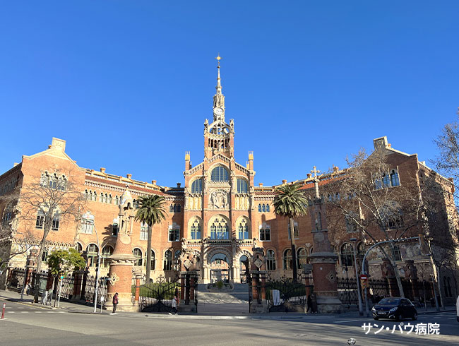 【サン・パウ病院外観観光&サグラダ・ファミリア入場観光】プランでは集合場所となる世界遺産サン・パウ病院も外観をご案内してツアーをスタート！