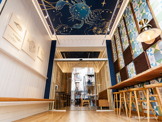 異国でなれないレストランでの注文もミールクーポンがあれば安心です。	