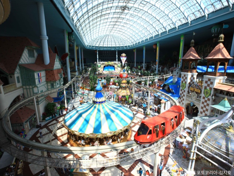 屋内外のアトラクションでスリル体験