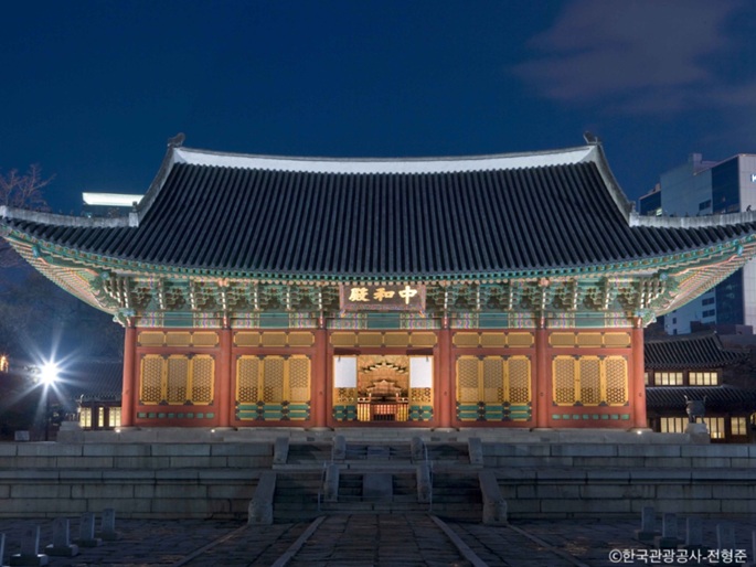 ライトアップされた徳寿宮夜景を観覧