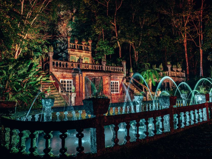 【日本語ガイド】天空の城パロネラパーク 夜のツアー｜光に包まれる幻想の世界へ（夕食付）