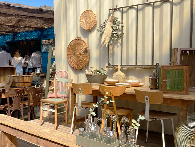 ちょっと行きにくい郊外の蚤の市。行くまでも、行ってからも、現地を熟知したアシスタント同行で蚤の市を満喫!