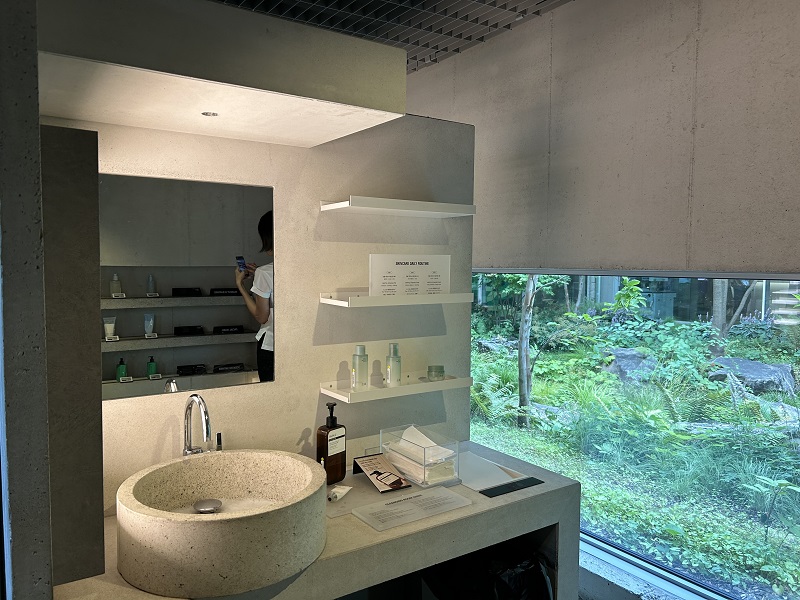 大人気の「AMORE聖水(アモーレ ソンス)」へ立ち寄り!