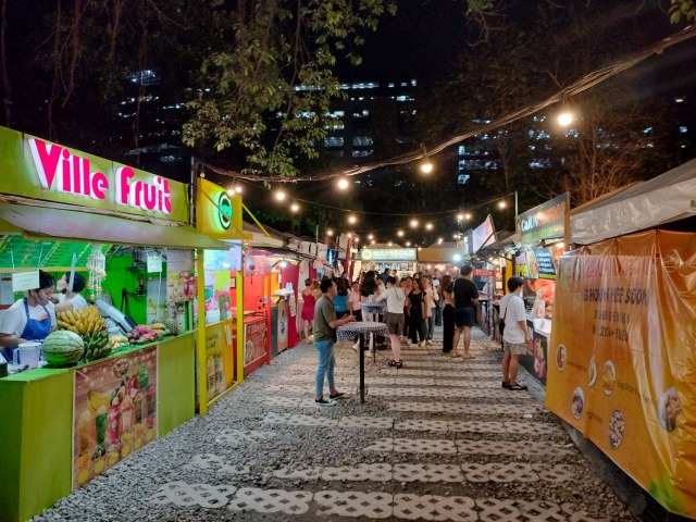 ITパークのナイトマーケット（スグボメルカド）