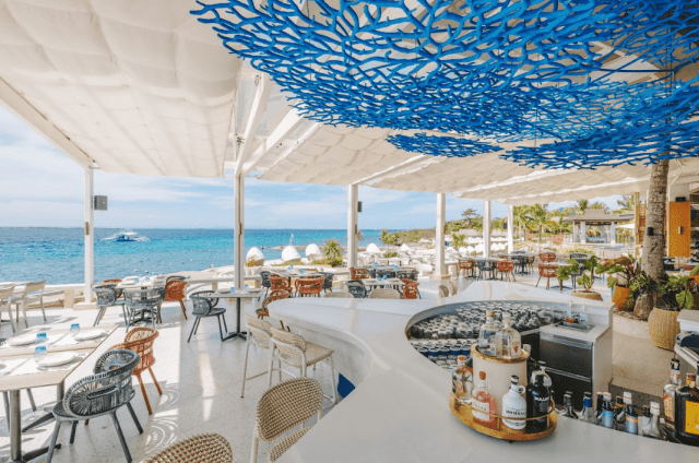 ★アズールビーチクラブでお1人様1回限りの無料ドリンク特典つき!