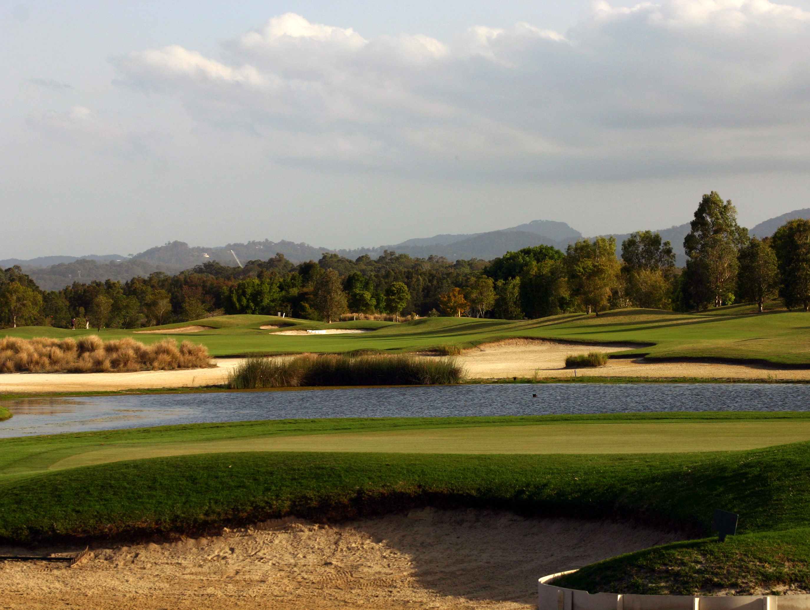 美しい景観と戦略的コースを満喫！レイクランズ・ゴルフパッケージ【日本語送迎つき】　