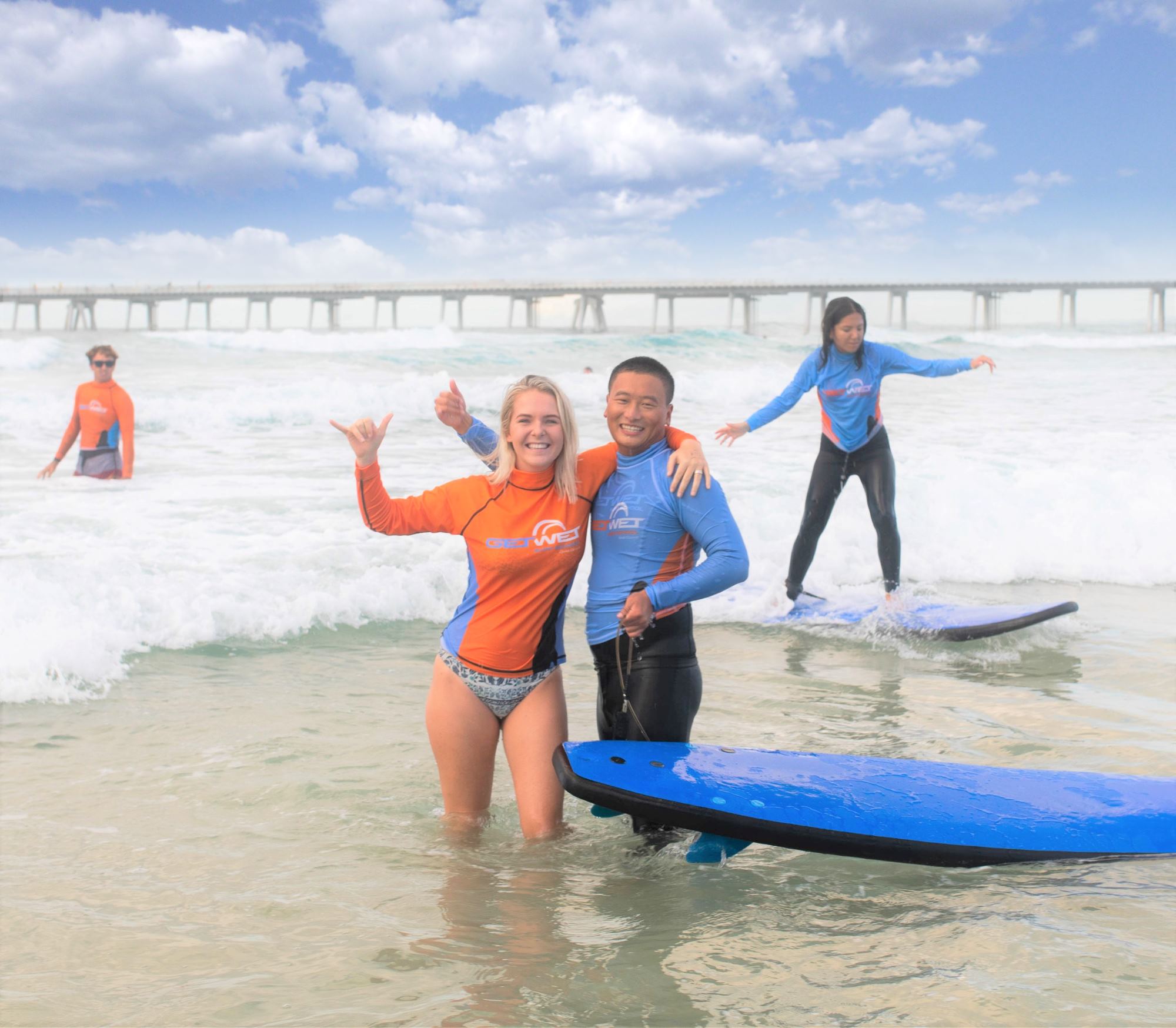 ゴールドコーストの海でサーフィン体験2時間（英語・送迎付き）