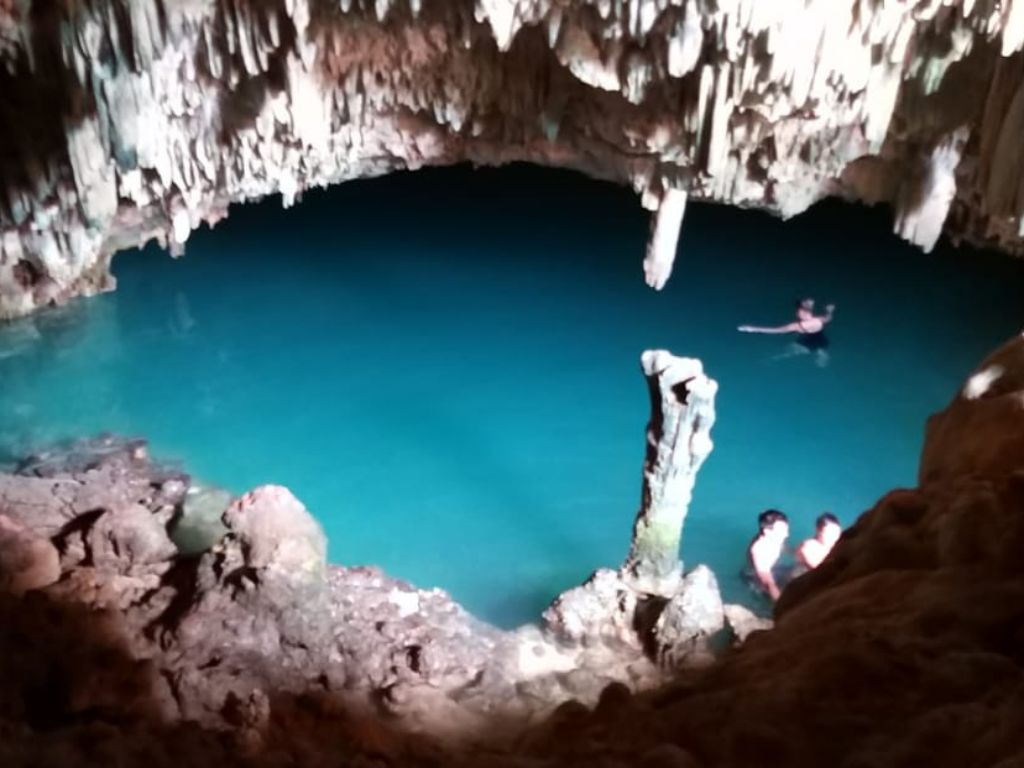 陸の自然も楽しめる：バトゥ・チェルミン洞窟（Batu Cermin Cave）