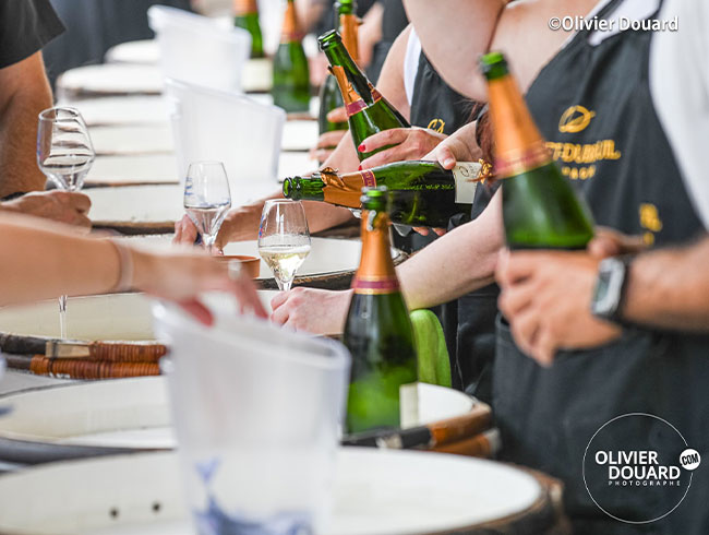 シャンパン試飲パスポート付き、ミネラルウォーターもプレゼント	