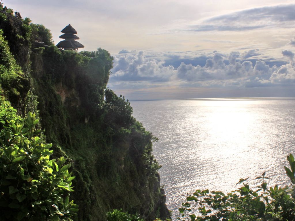 ①バリ島自慢の夕日の名所・ウルワツ寺院