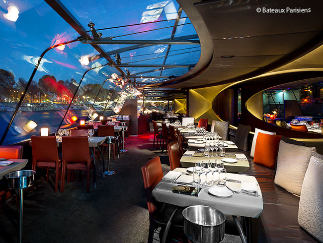 ゆったり2時間15分!川から眺める、美しいイルミネーションの街並み