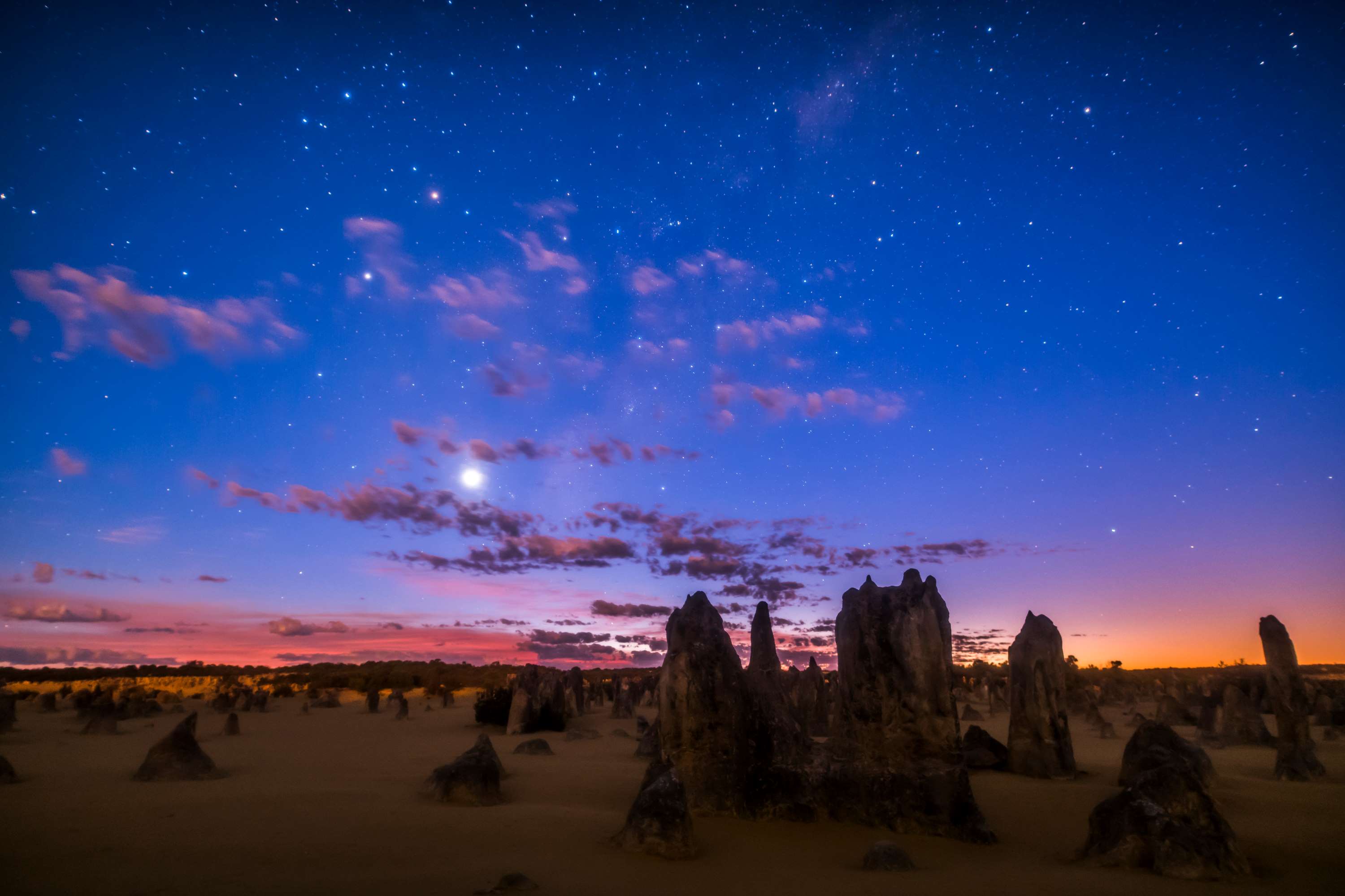 神秘の砂漠で夕日と星空を満喫！ピナクルズ日帰りツアー【3コースディナー・日本語ガイド・送迎つき】