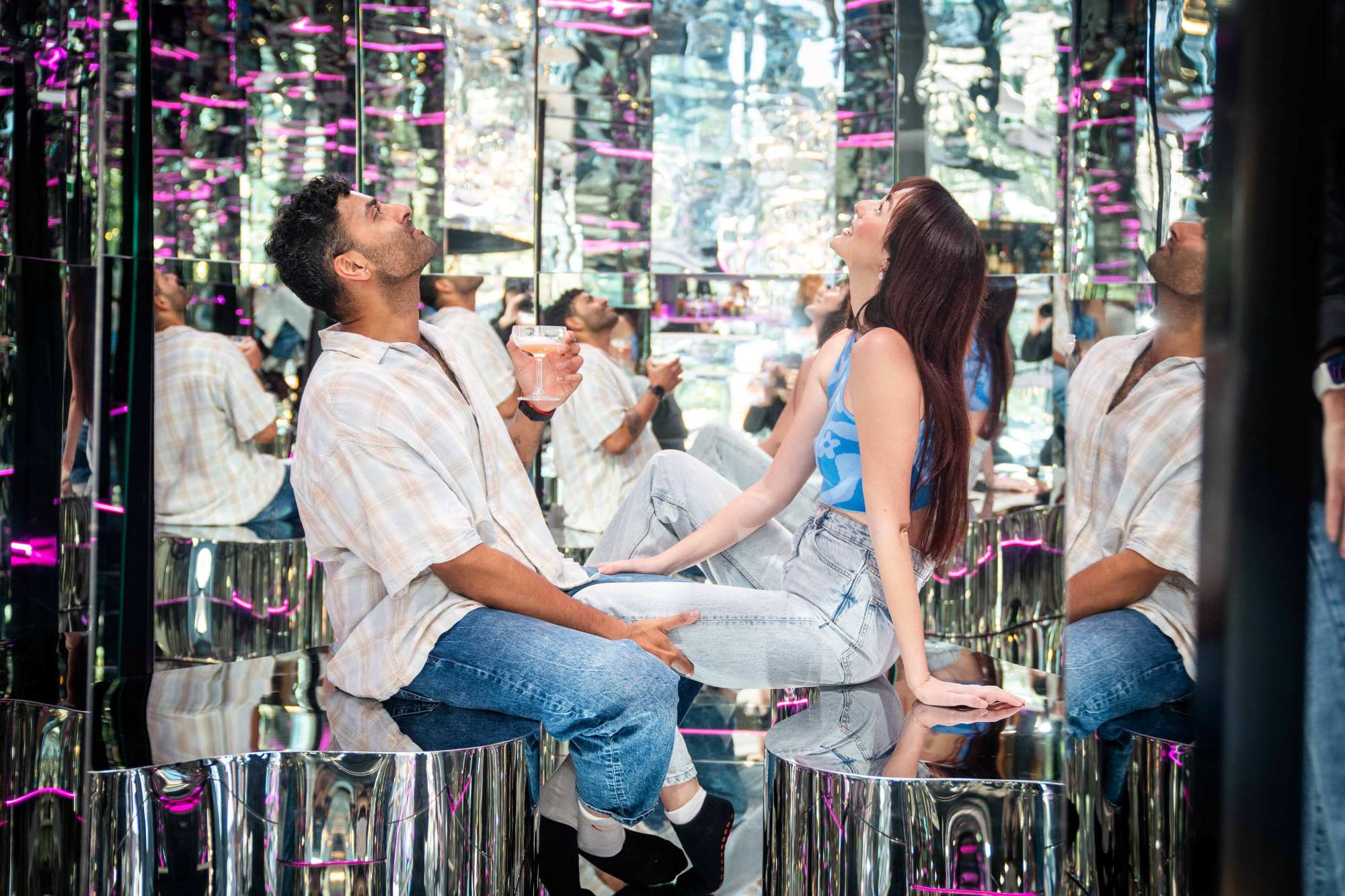 全身鏡張りの幻想空間ミラーバー・サーファーズパラダイス