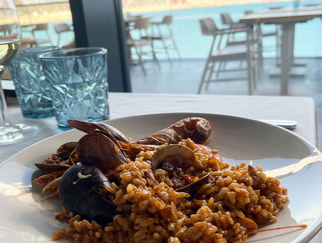 異国でなれないレストランでの注文もミールクーポンがあれば安心です。