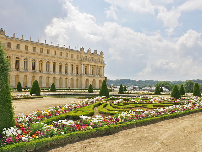 ご自身のペースでゆっくり見学。庭園や離宮へ足を延ばすことも可能。
