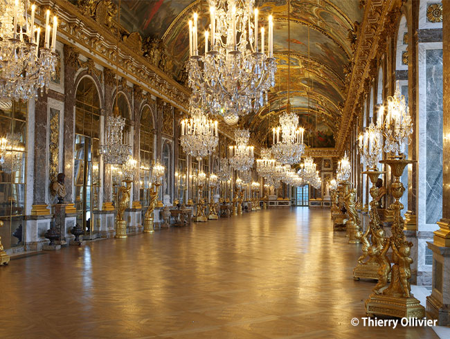 往路バス内では、政府公認日本語ガイドによる解説を聞くことができます