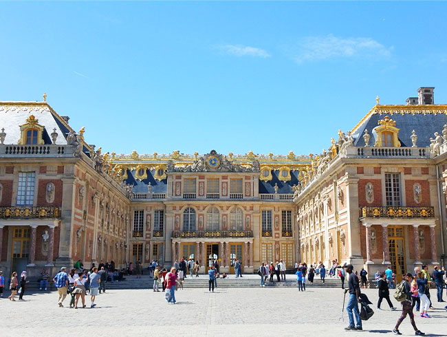 パリからベルサイユ宮殿の目の前までバスで直行！復路はご自身にてお戻りください。