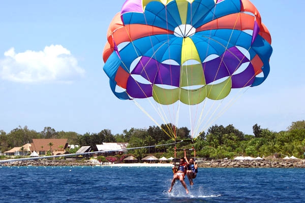 【マリンアクティビティ】セブ島で爽快ジェットスキー体験！＆大人気パラセーリングで空中散歩！＜ホテル往復送迎付き／免許不要／日本語対応＞ ～午前発・午後発から選択可能～