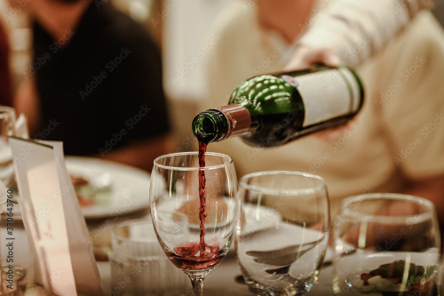 厳選したワイナリーでテイスティング