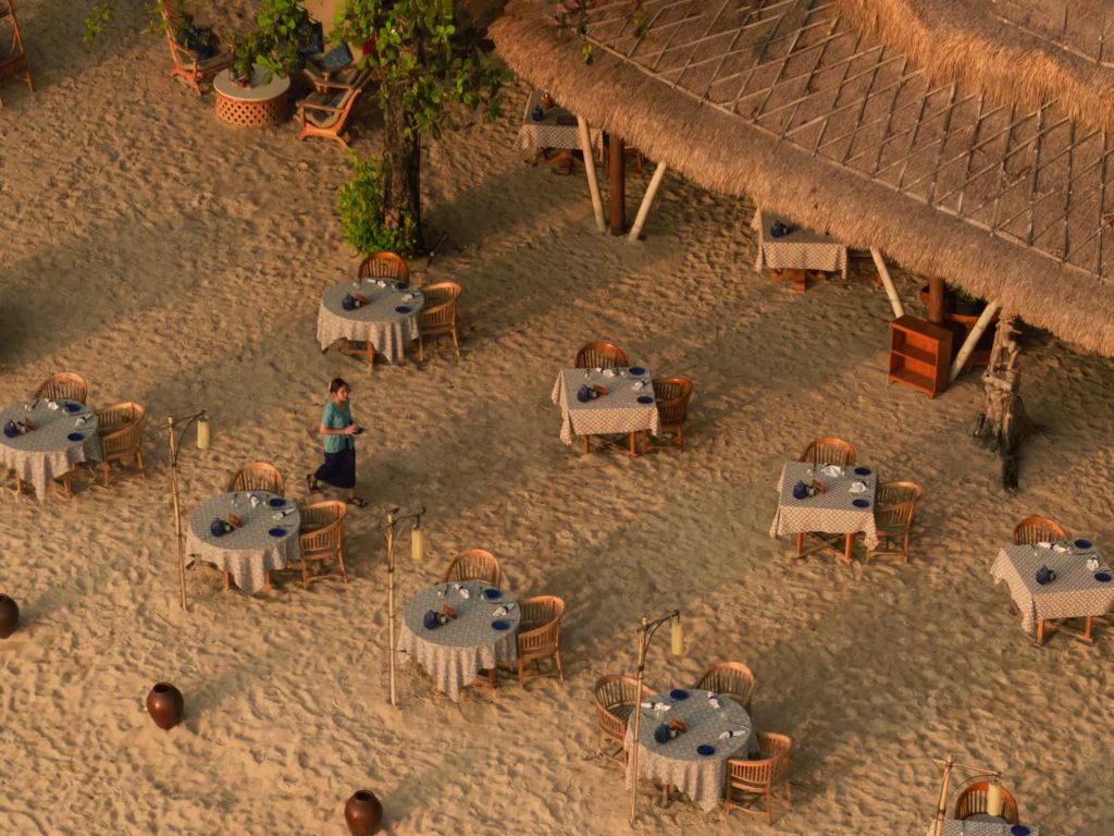 白い砂浜に広がる「ネラヤン レストラン」