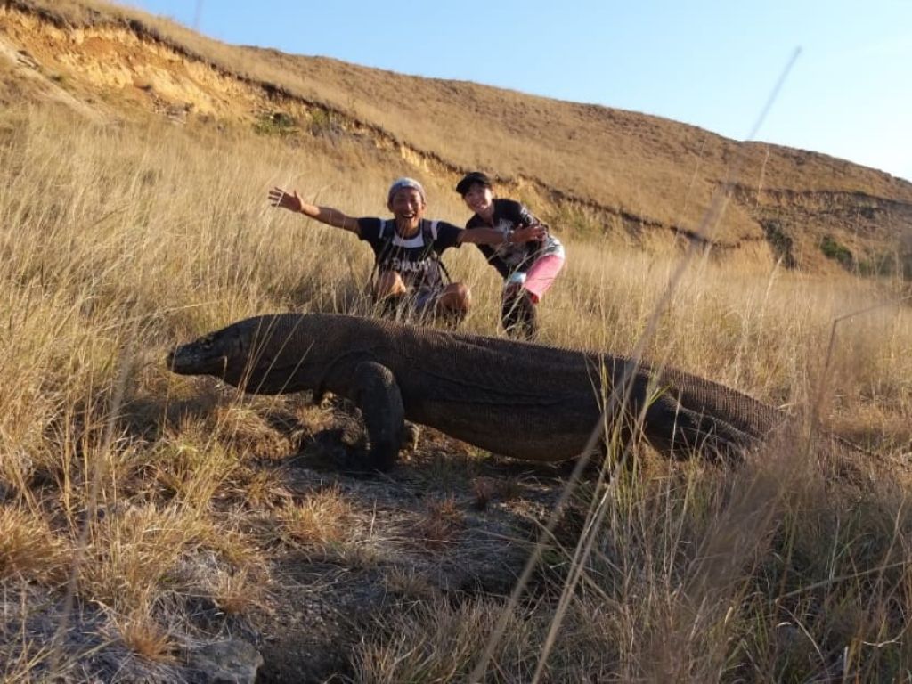 コモドドラゴンと記念撮影