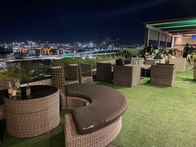 絶景を望むルーフトップで贅沢ディナータイム