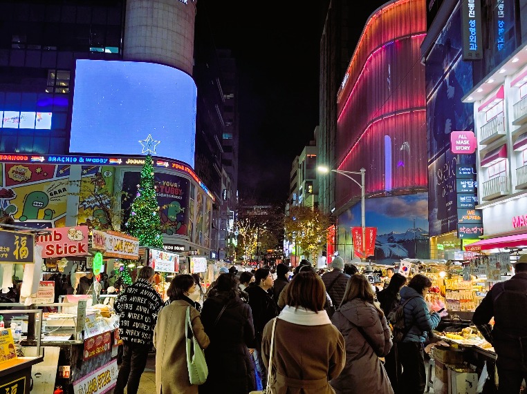 年末雰囲気あふれる明洞の街並み