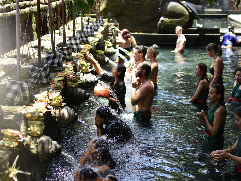 ティルタエンプル寺院沐浴場