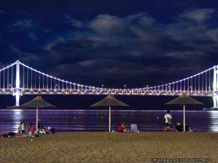 広安里ビーチにて広安大橋の夜景観賞（※土曜のみ広安里ドローンライトショー）