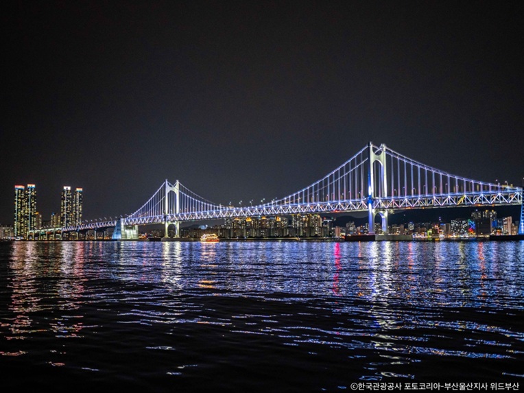 広安里ビーチにて広安大橋の夜景観賞（※土曜のみ広安里ドローンライトショー）