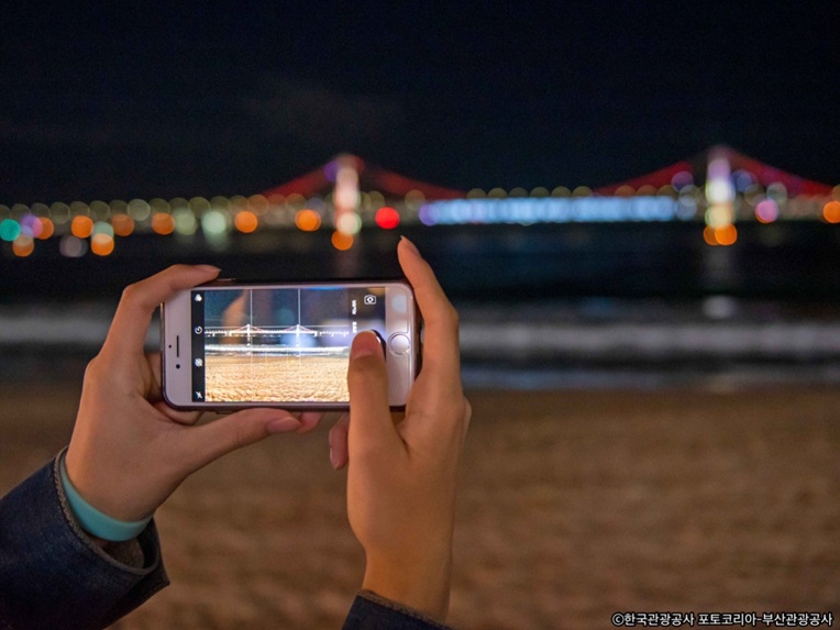 広安里ビーチにて広安大橋の夜景観賞（※土曜のみ広安里ドローンライトショー）