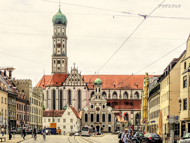 日本語ドライバーガイドの案内で小さなかわいらしい村々を巡ります。
