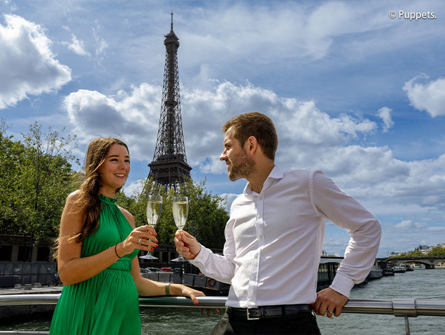 セーヌ川から眺めるパリの名所を満喫