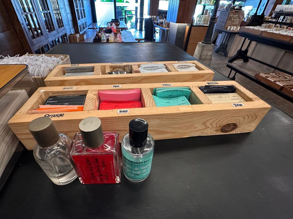 オリジナル香水にラベルをつけて