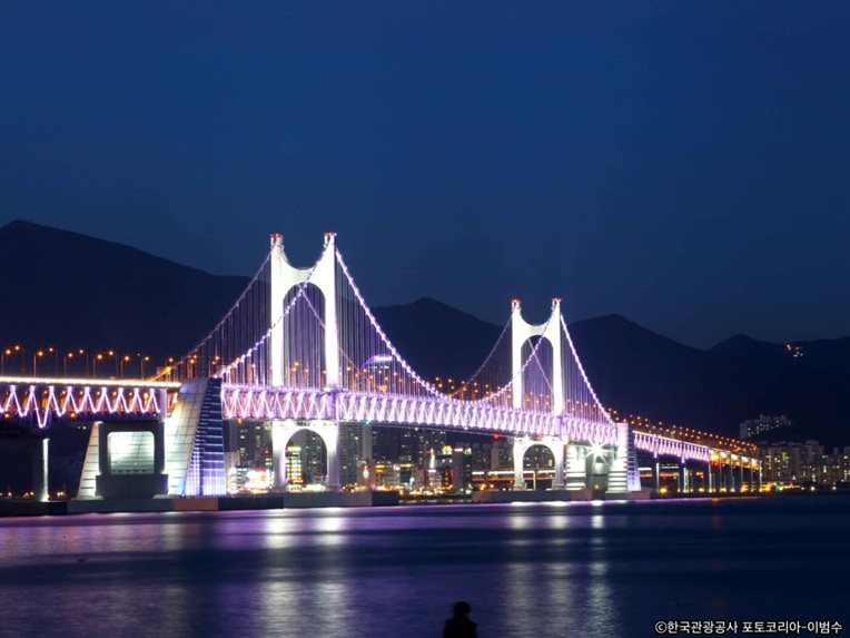 広安里ビーチにて広安大橋の夜景観賞(※土曜のみ広安里ドローンライトショー)