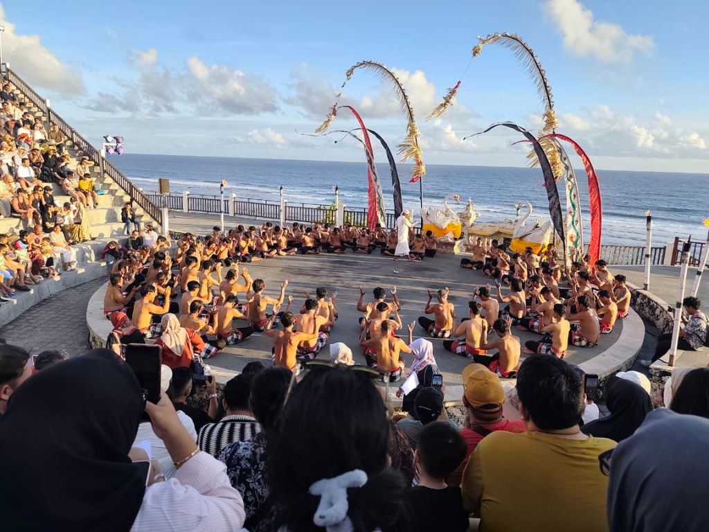 MELASTI BEACHでケチャックダンス鑑賞