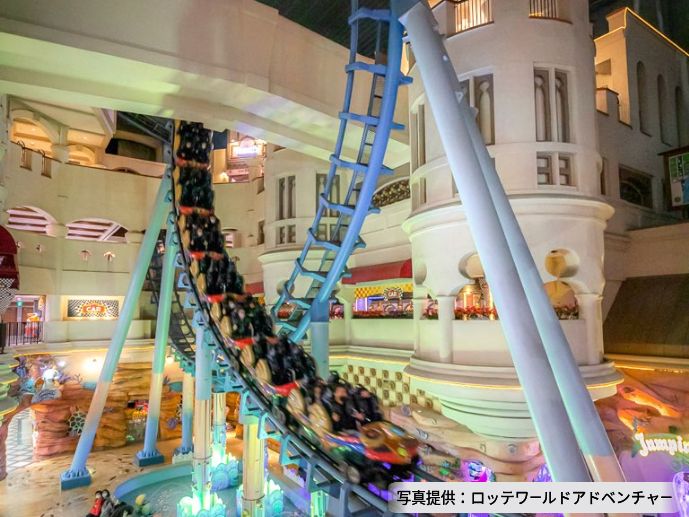 🎢屋内外のアトラクションでスリル体験