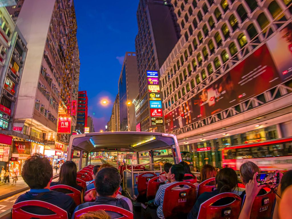 🚌夜の九龍半島を駆け抜けるオープントップバス🌃