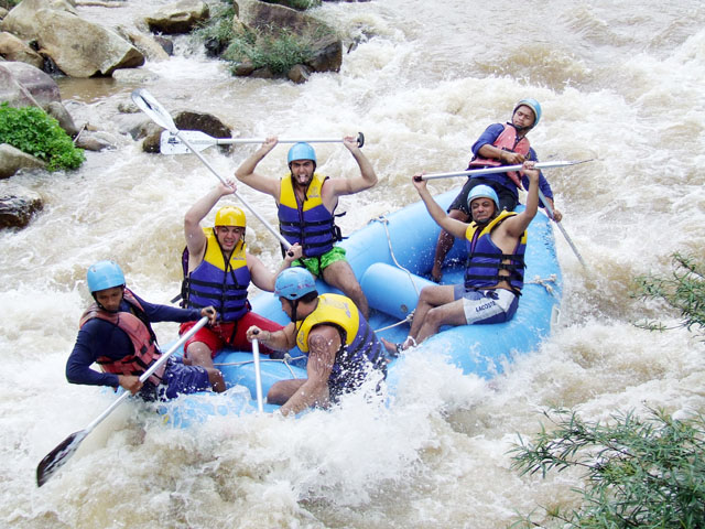 ラフティング & 四輪バギー（昼食付き）【日本語ガイド付】