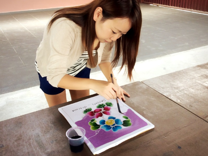 ジョホールバルにあるマレー文化村でのバティック染め体験