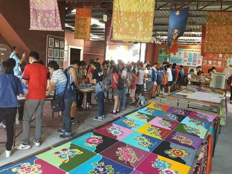 ジョホールバルにあるマレー文化村でのバティック染め体験