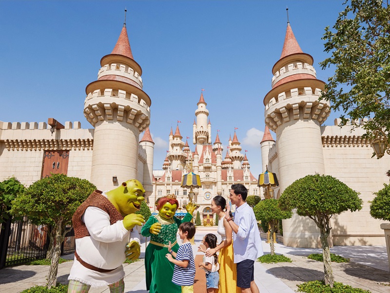 家族みんなでユニバーサル・スタジオ・シンガポールを満喫している様子