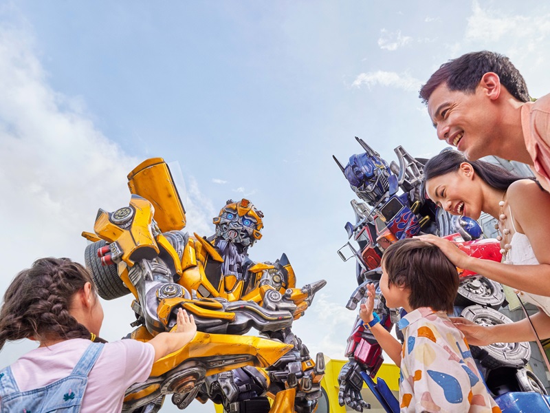 家族みんなでユニバーサル・スタジオ・シンガポールを満喫している様子