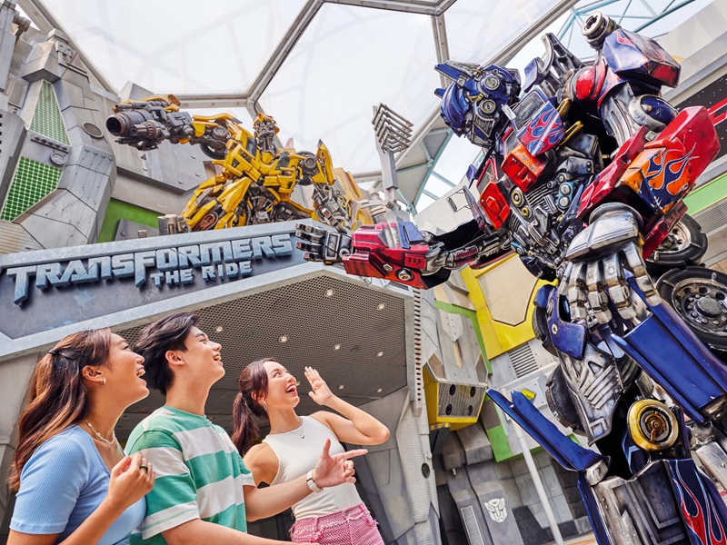 家族みんなでユニバーサル・スタジオ・シンガポールを満喫している様子